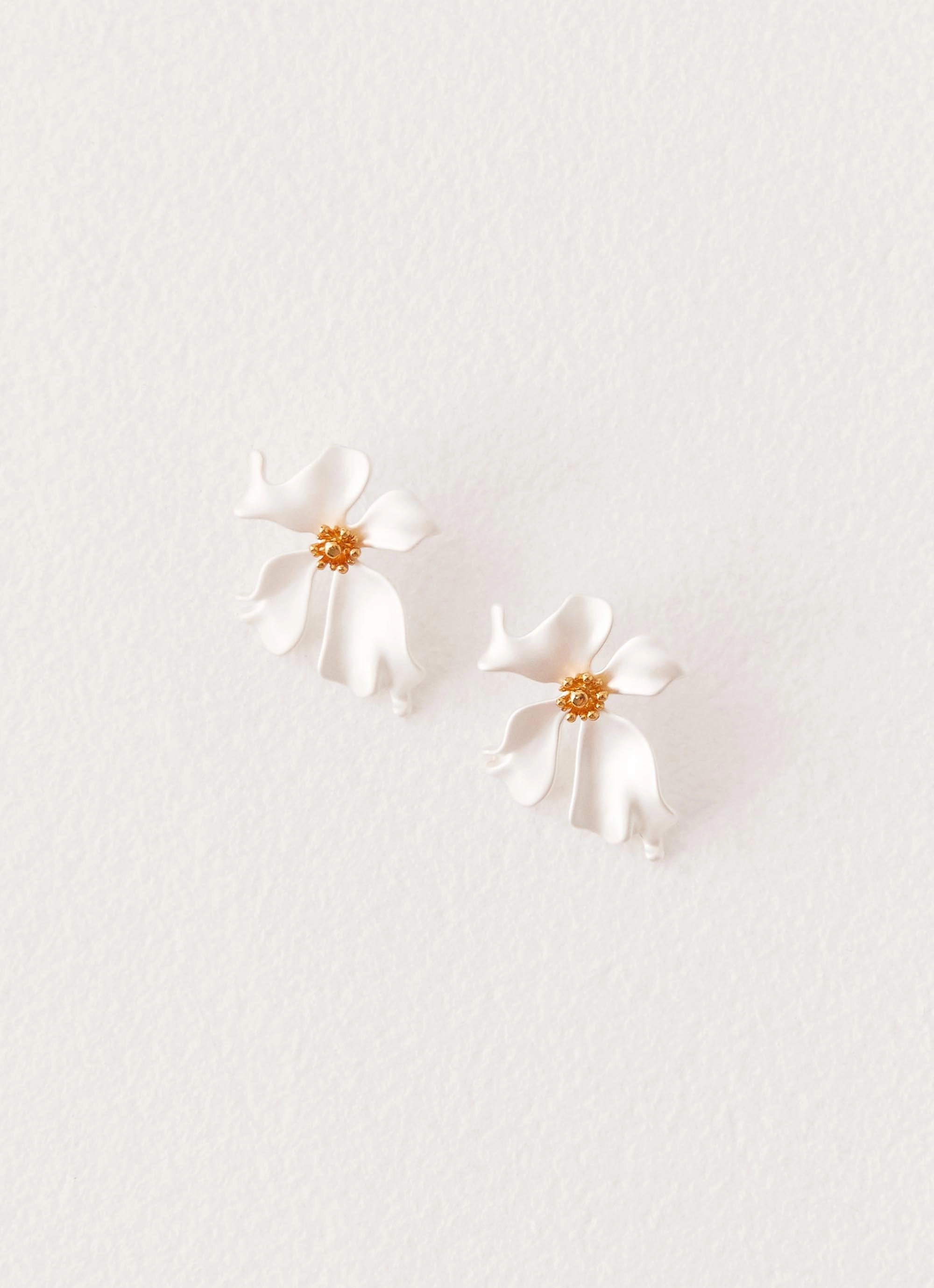 Avery Earrings - Pearl